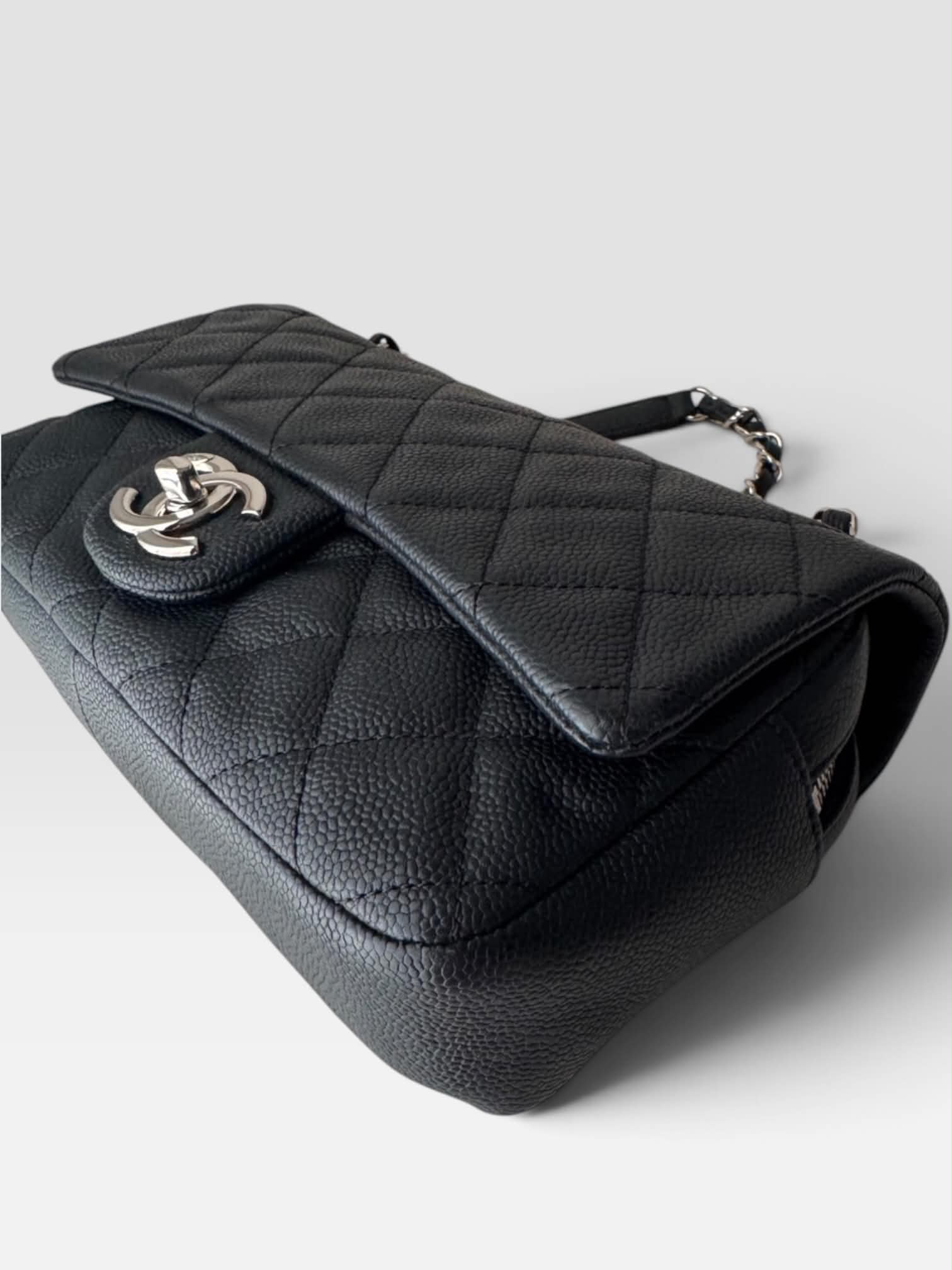 Chanel Caviar Quilted Medium Easy Flap Black (pre-order)