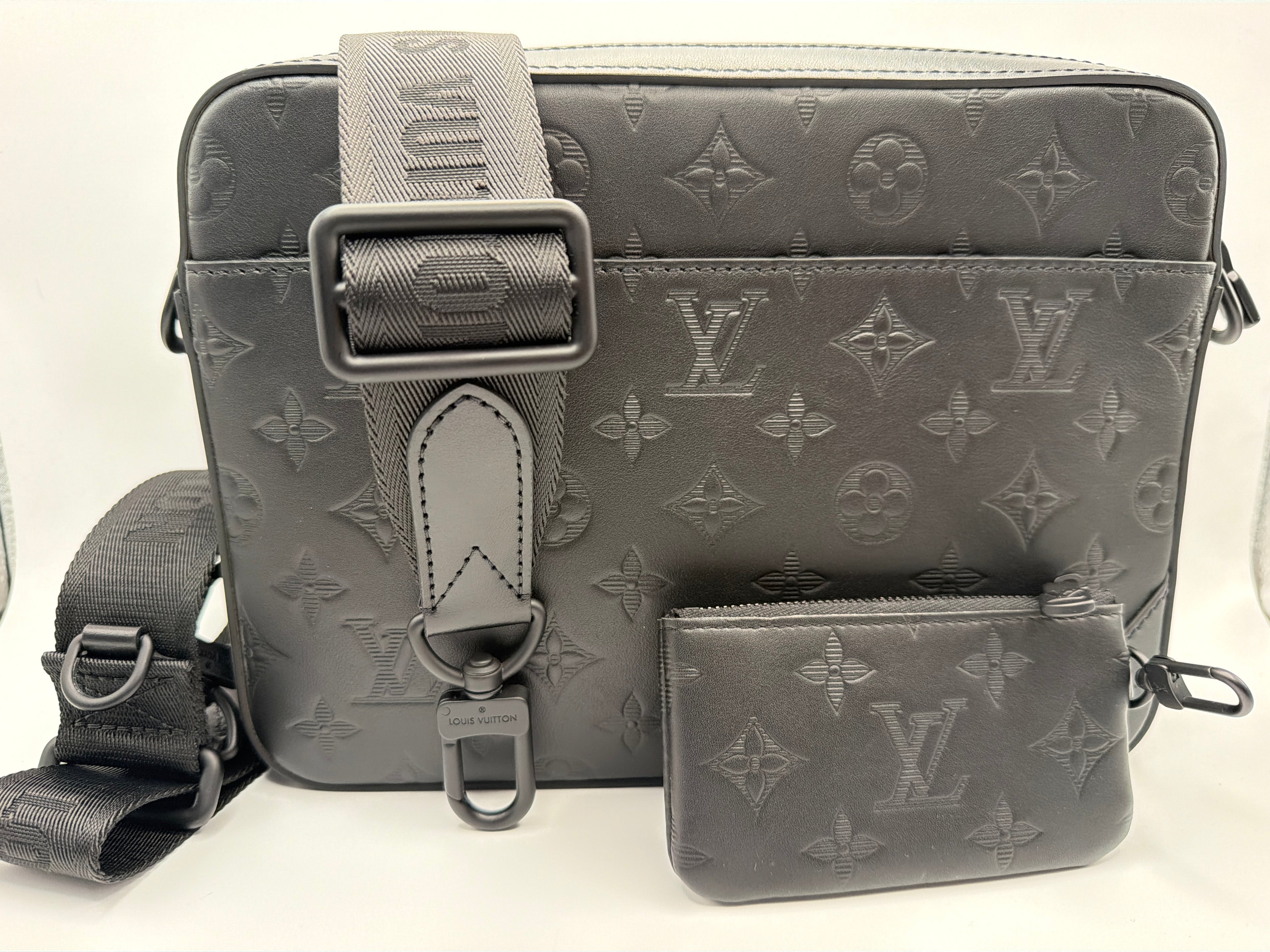 LOUIS VUITTON:
DUO MESSENGER
BAG