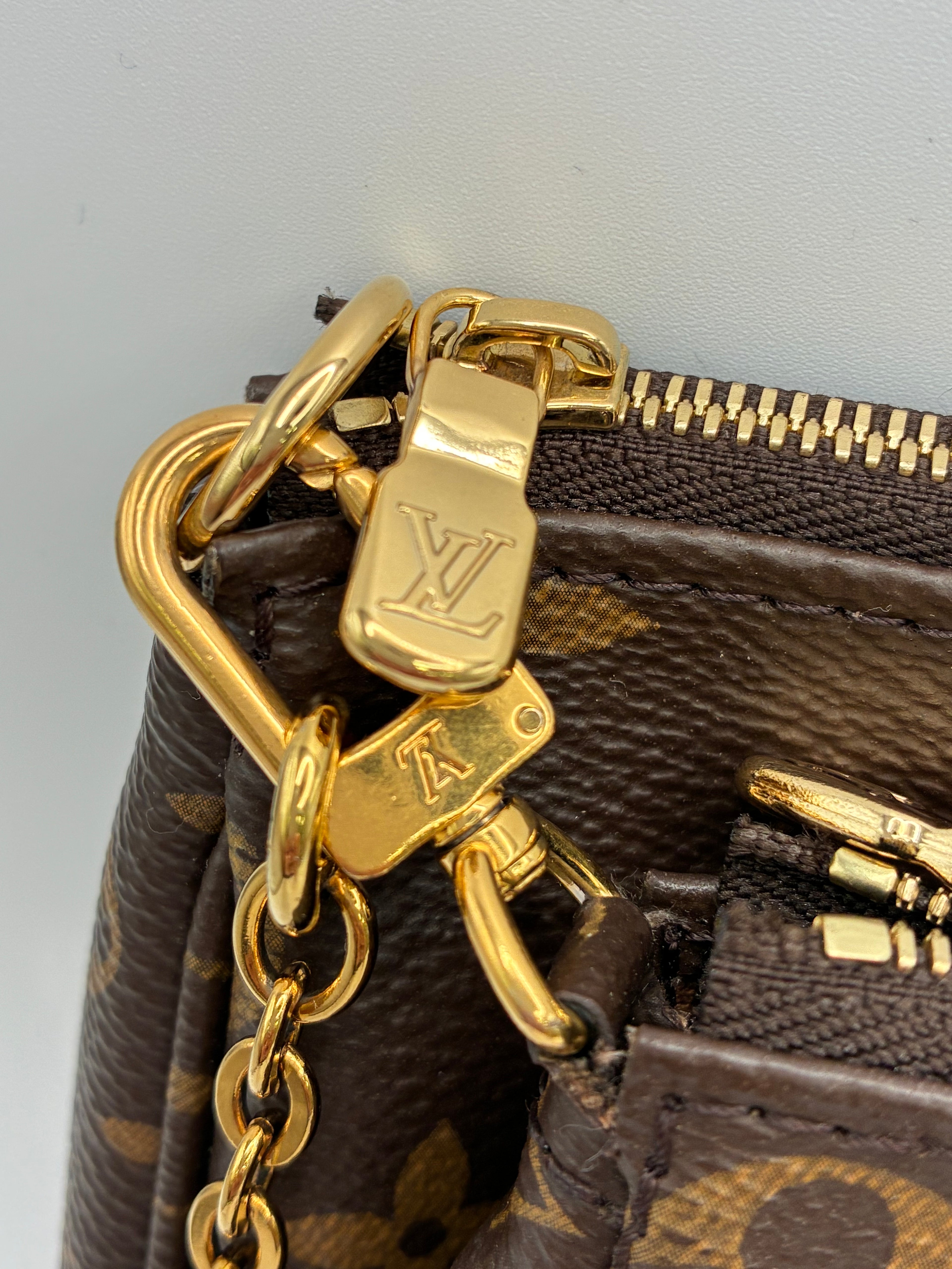 Louis Vuitton - Like new Multi Pochette Accessories - Green Strap