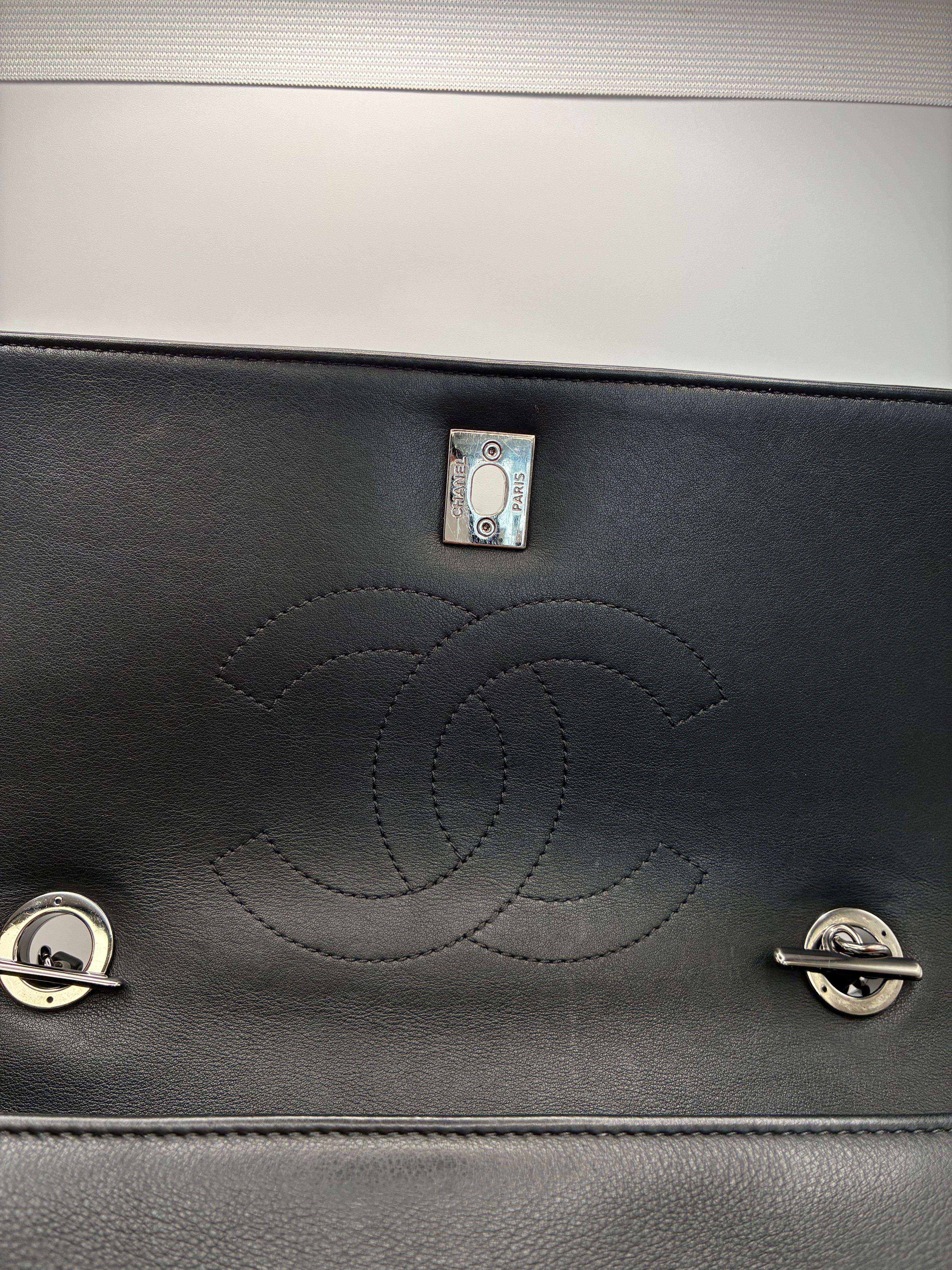 ✨Chanel Trendy CC Medium Top Handle Flap Bag in Black Calfskin✨