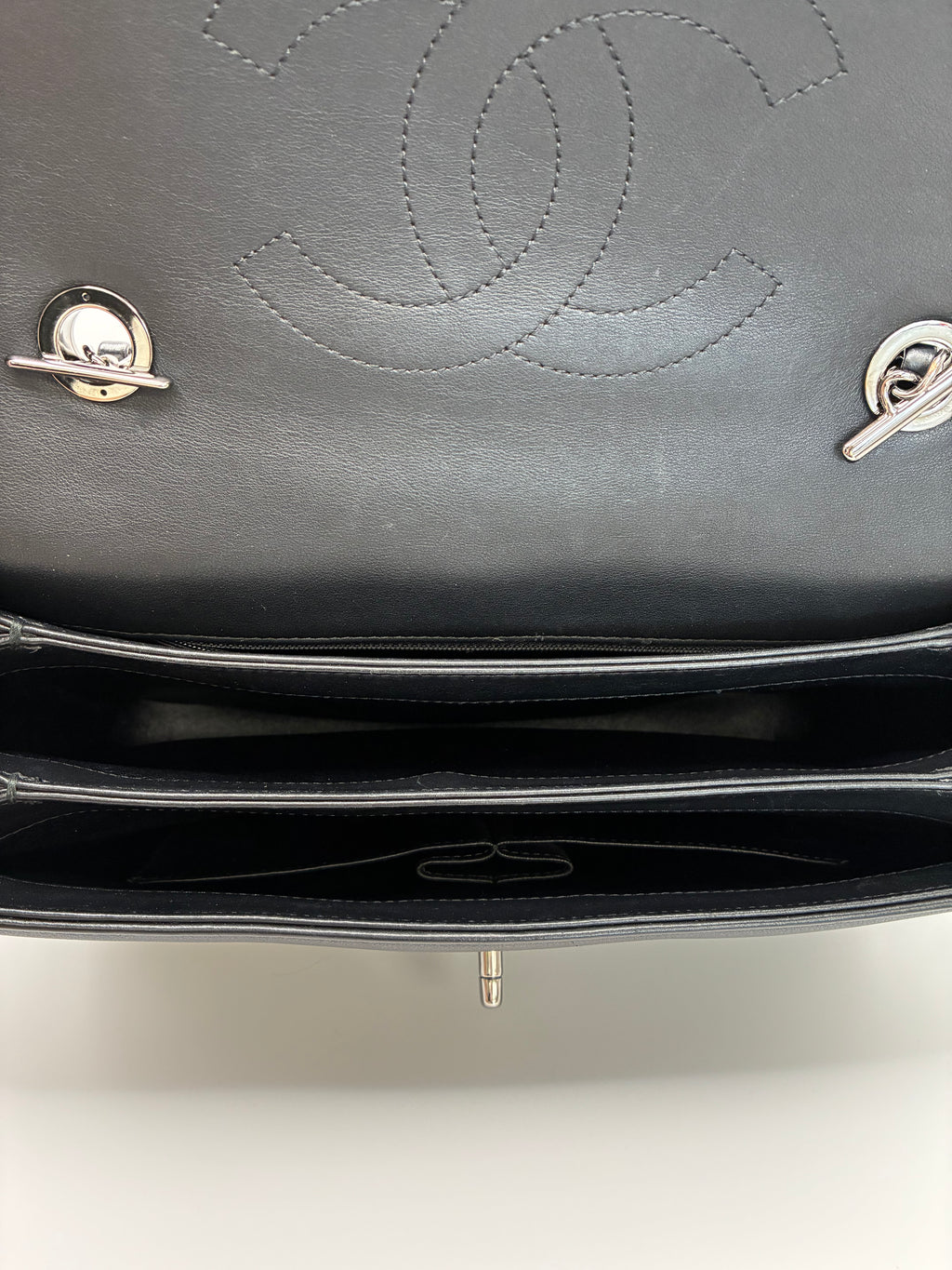 ✨Chanel Trendy CC Medium Top Handle Flap Bag in Black Calfskin✨