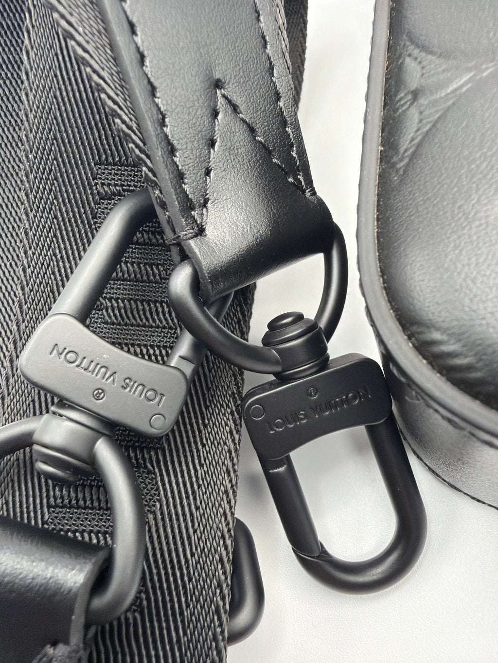 LOUIS VUITTON:
DUO MESSENGER
BAG