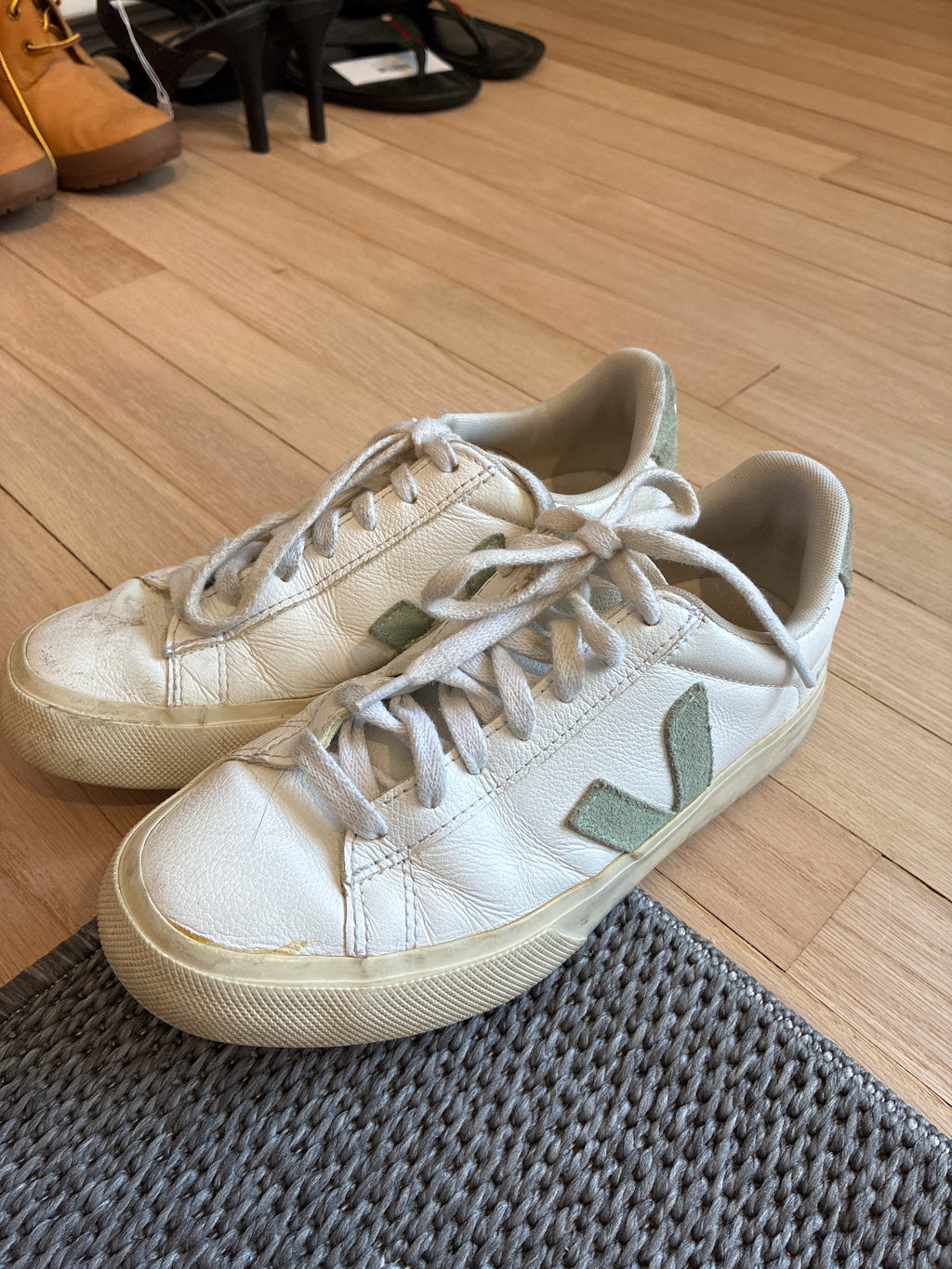 Veja Sneakers - White Matcha