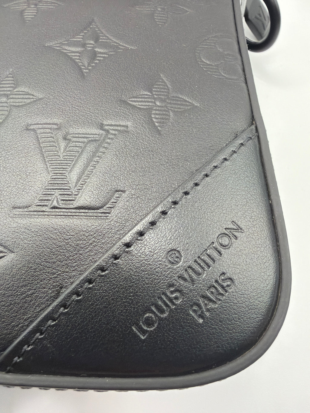 LOUIS VUITTON:
DUO MESSENGER
BAG