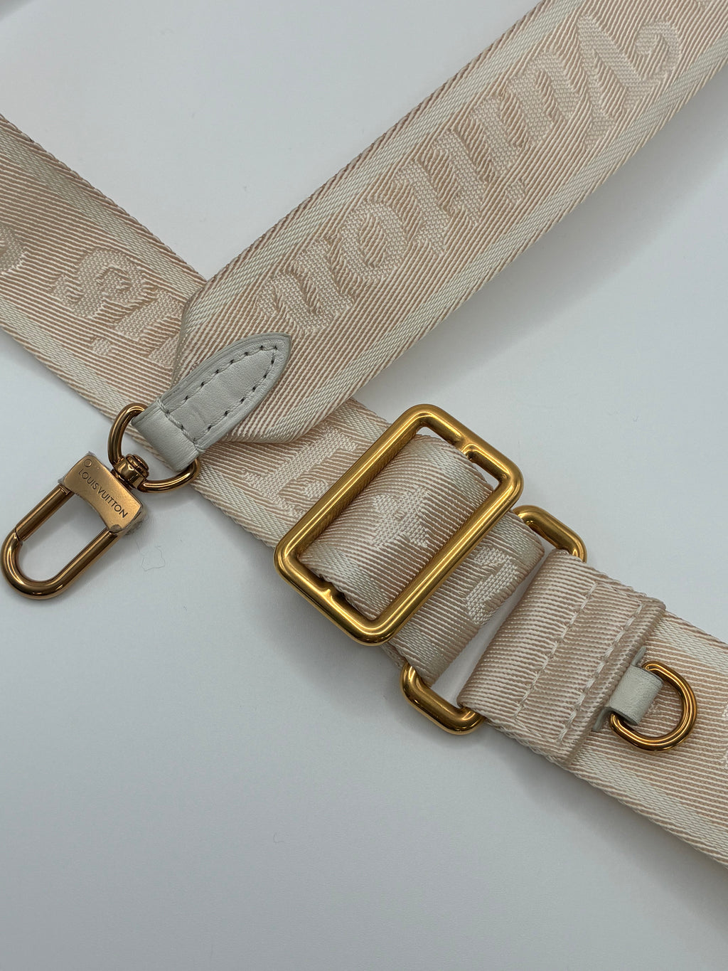Louis Vuitton Calfskin New Wave Multi Pochette in white quilted leather