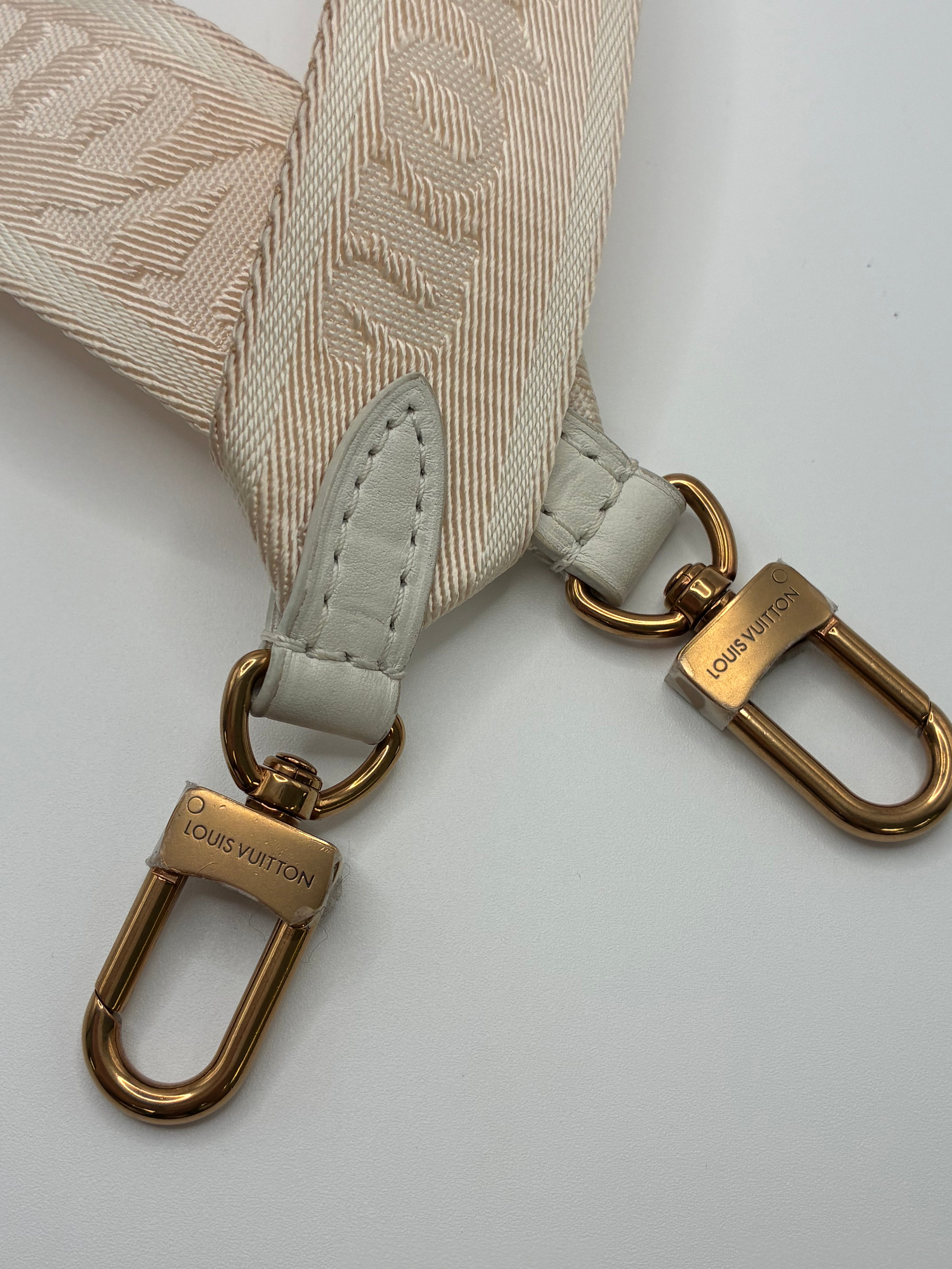 Louis Vuitton Calfskin New Wave Multi Pochette in white quilted leather