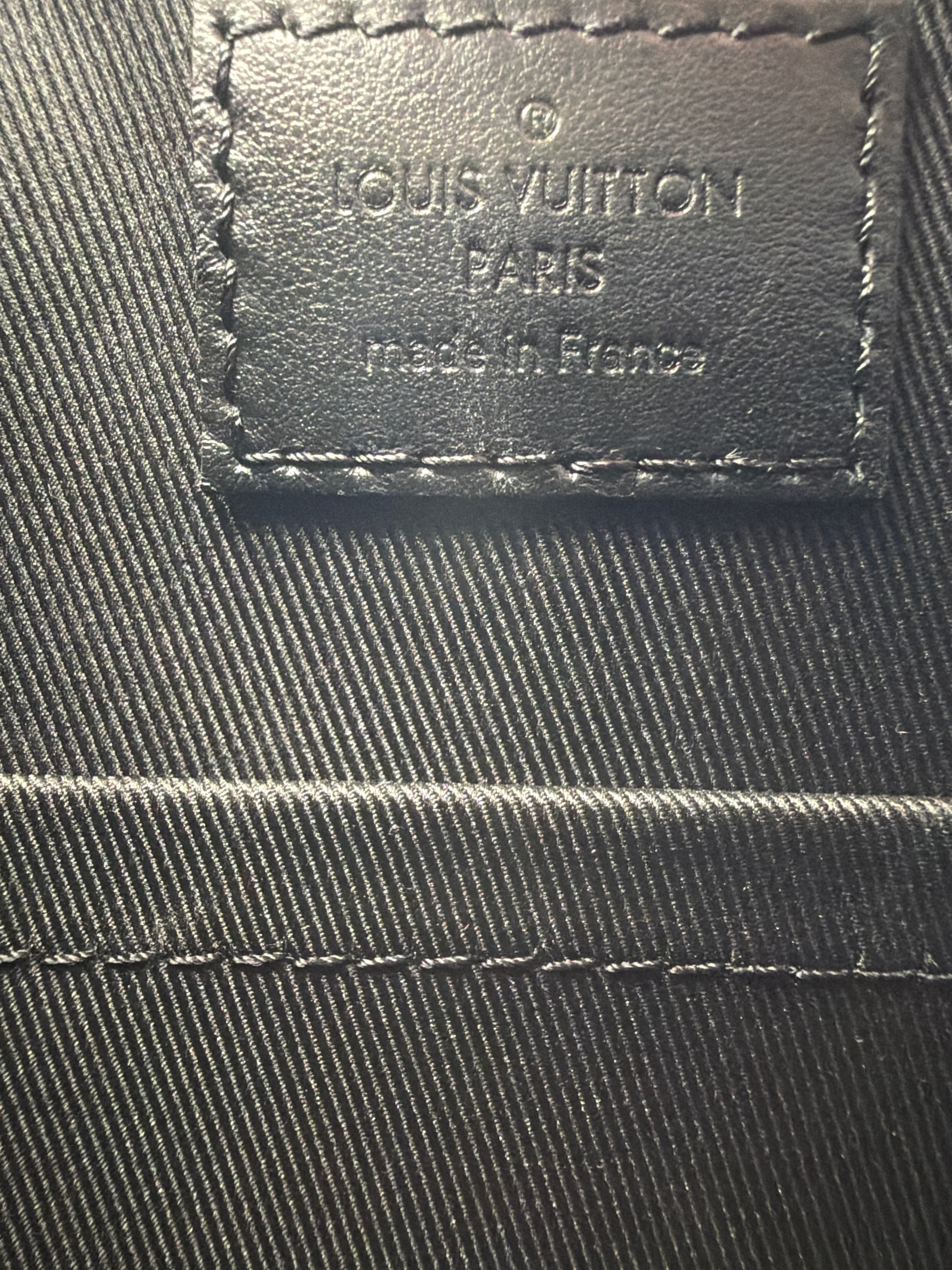 LOUIS VUITTON:
DUO MESSENGER
BAG