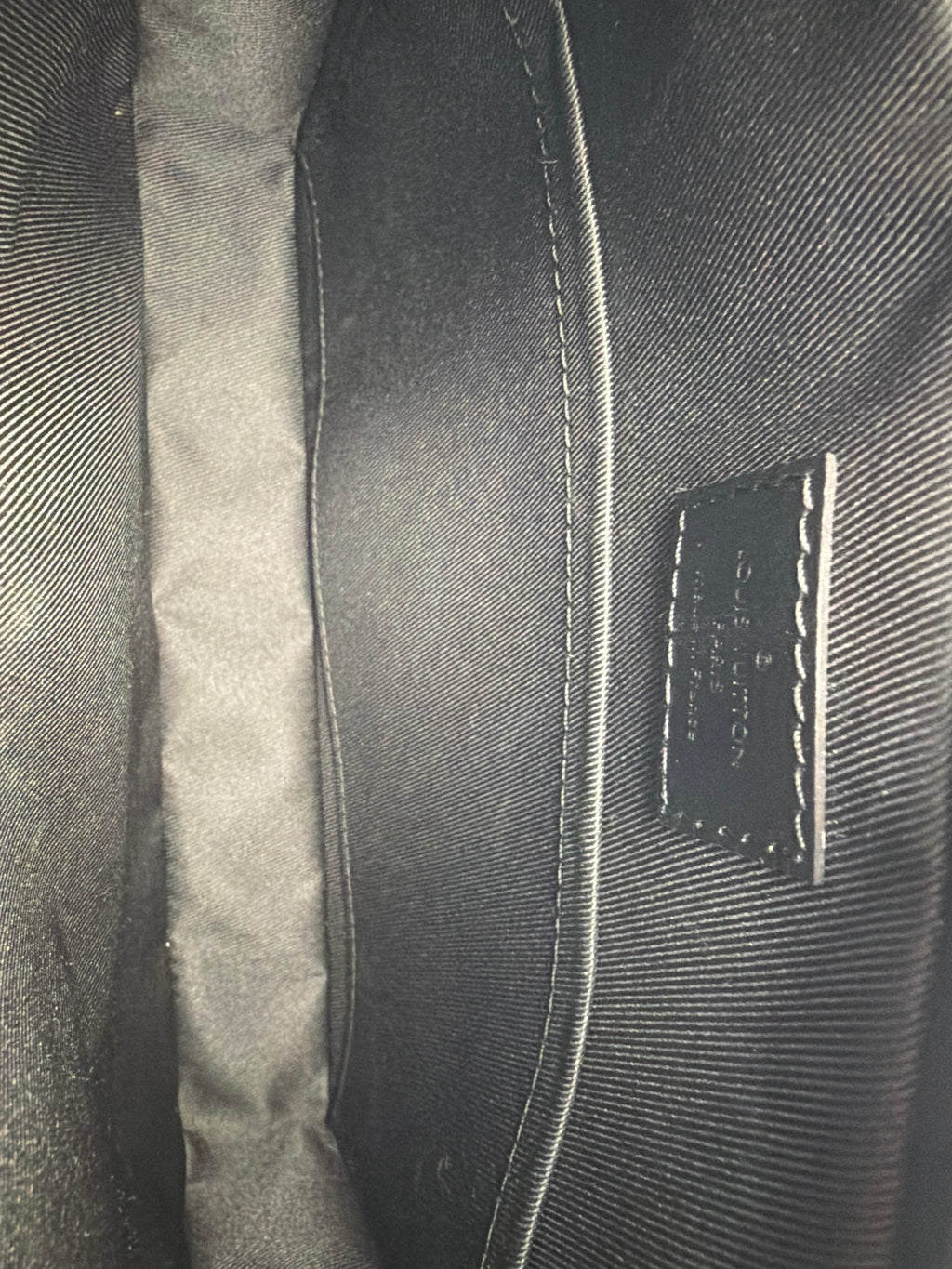 LOUIS VUITTON:
DUO MESSENGER
BAG
