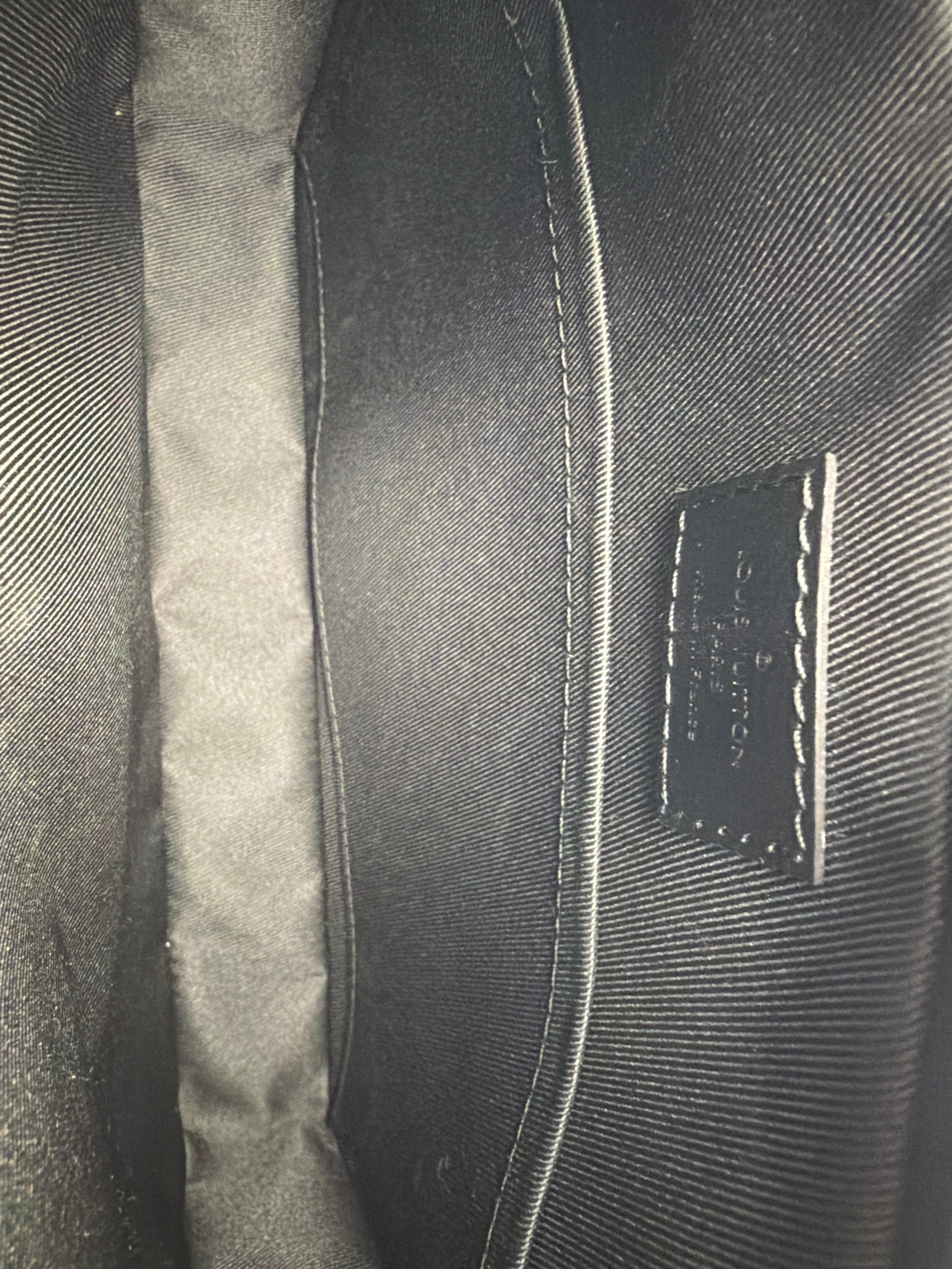 LOUIS VUITTON:
DUO MESSENGER
BAG