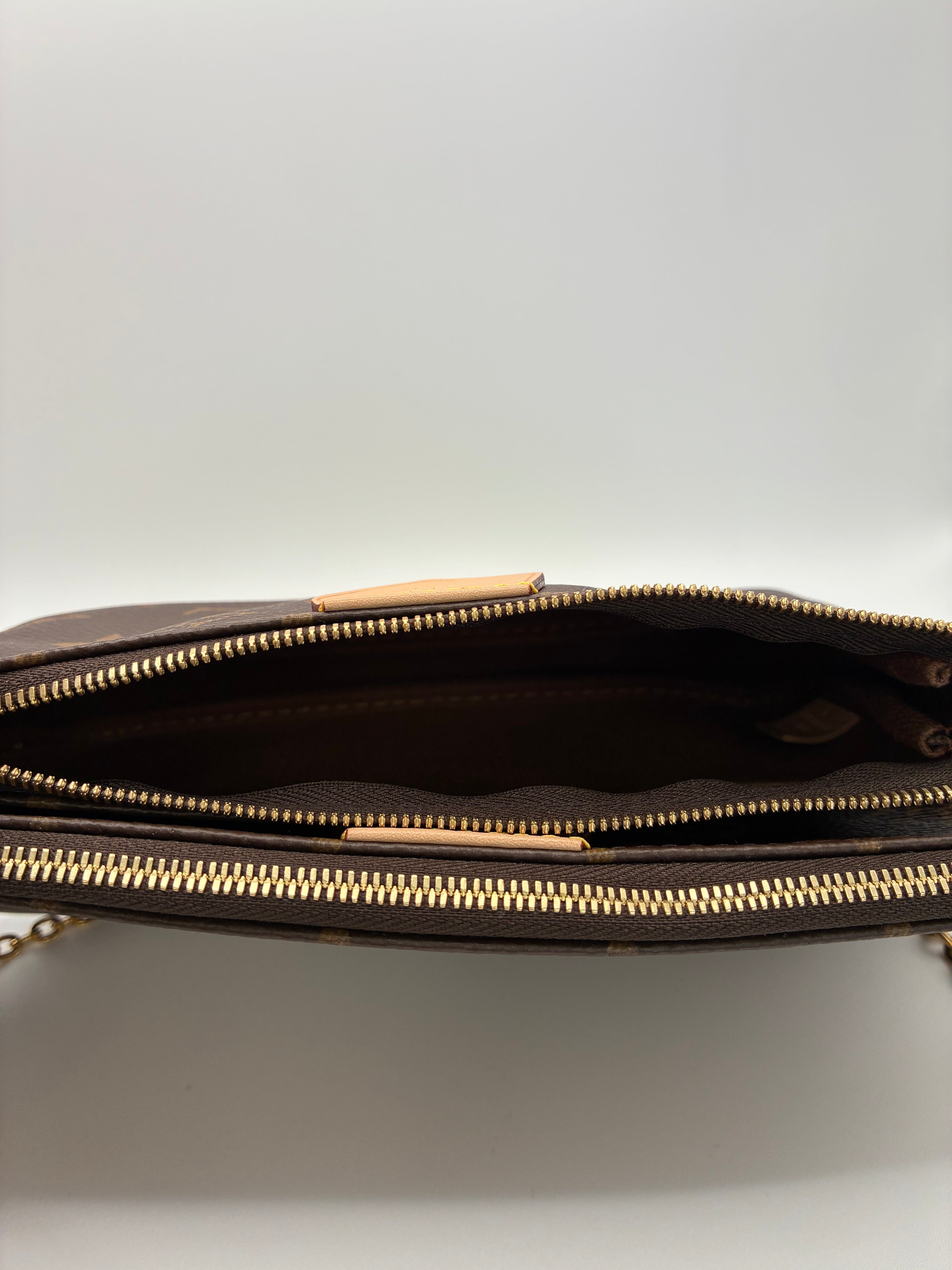 Louis Vuitton - Like new Multi Pochette Accessories - Green Strap